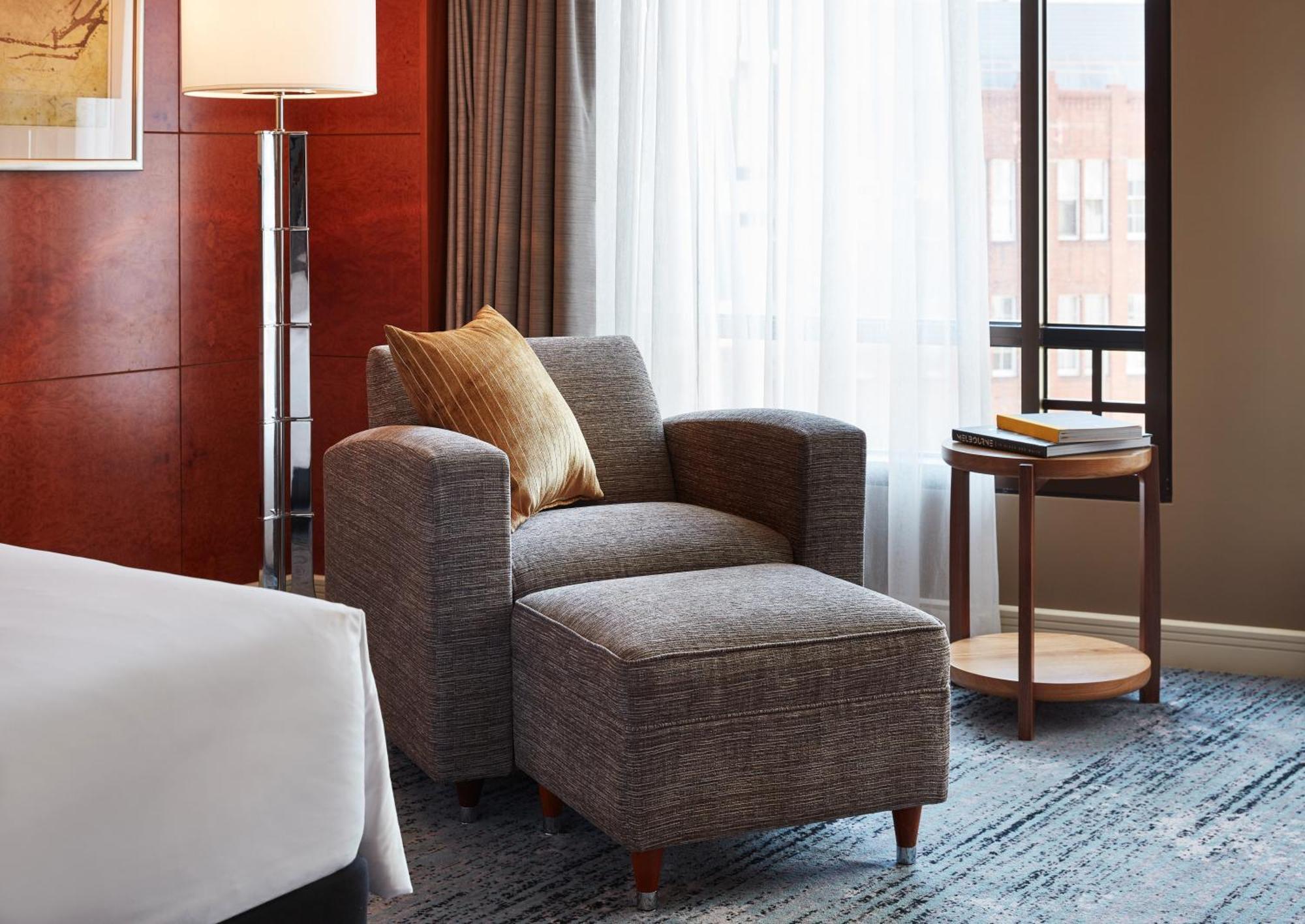 Hotel Park Hyatt Melbourne Exteriér fotografie A chair and ottoman