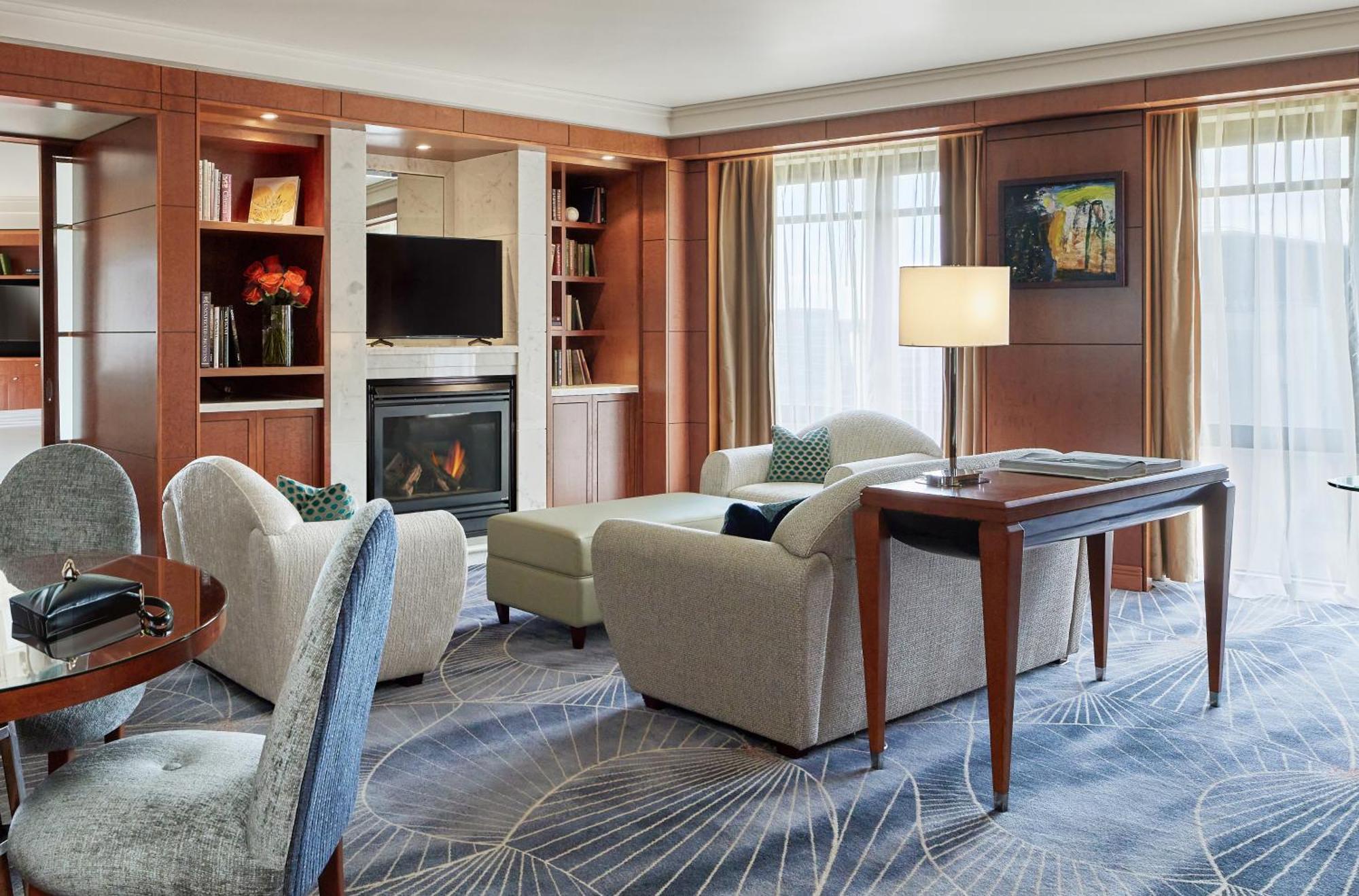 Hotel Park Hyatt Melbourne Exteriér fotografie Living room of a suite at the Fairmont Olympic Hotel