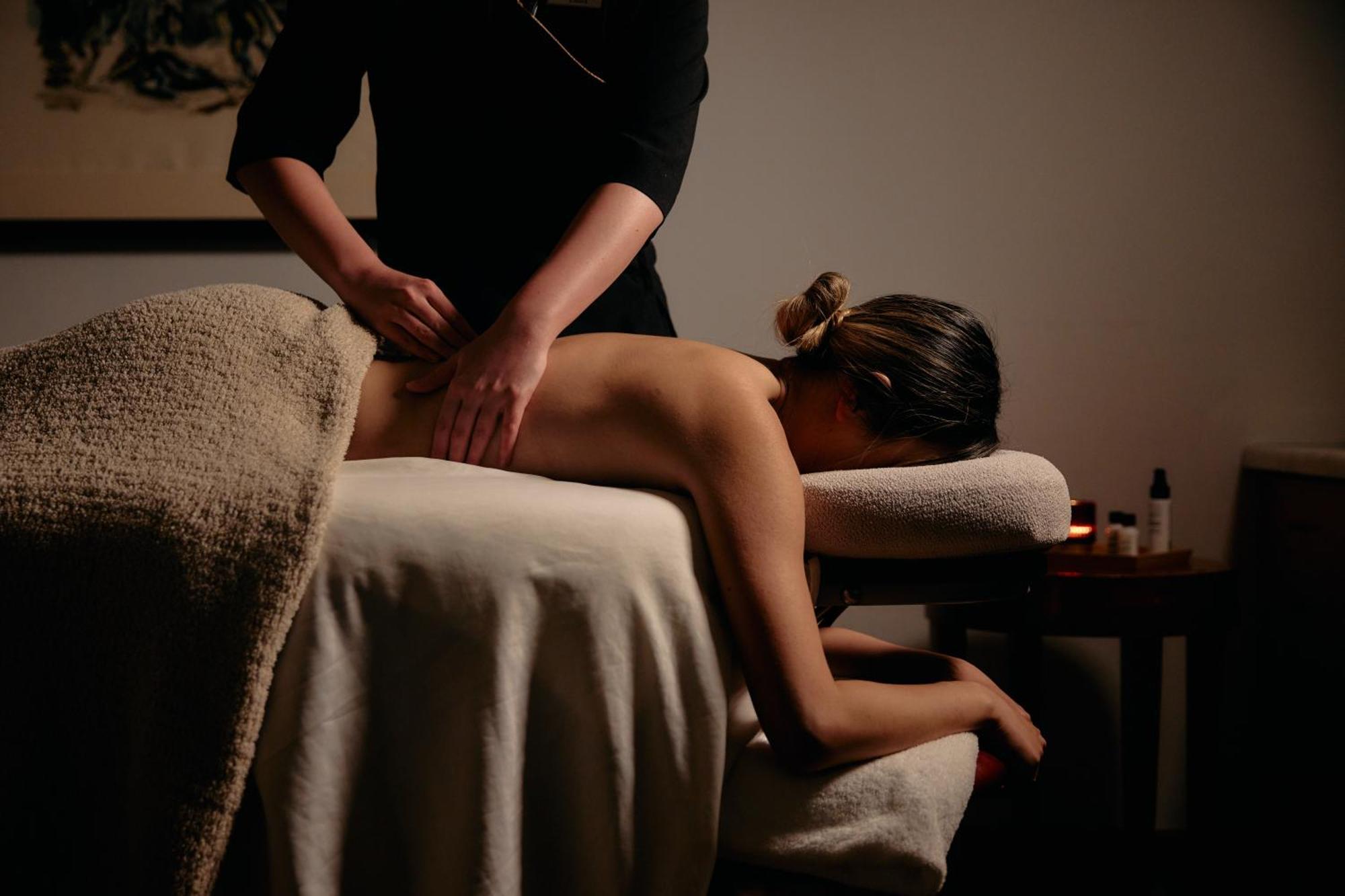 Hotel Park Hyatt Melbourne Exteriér fotografie A massage therapist treating a female patient