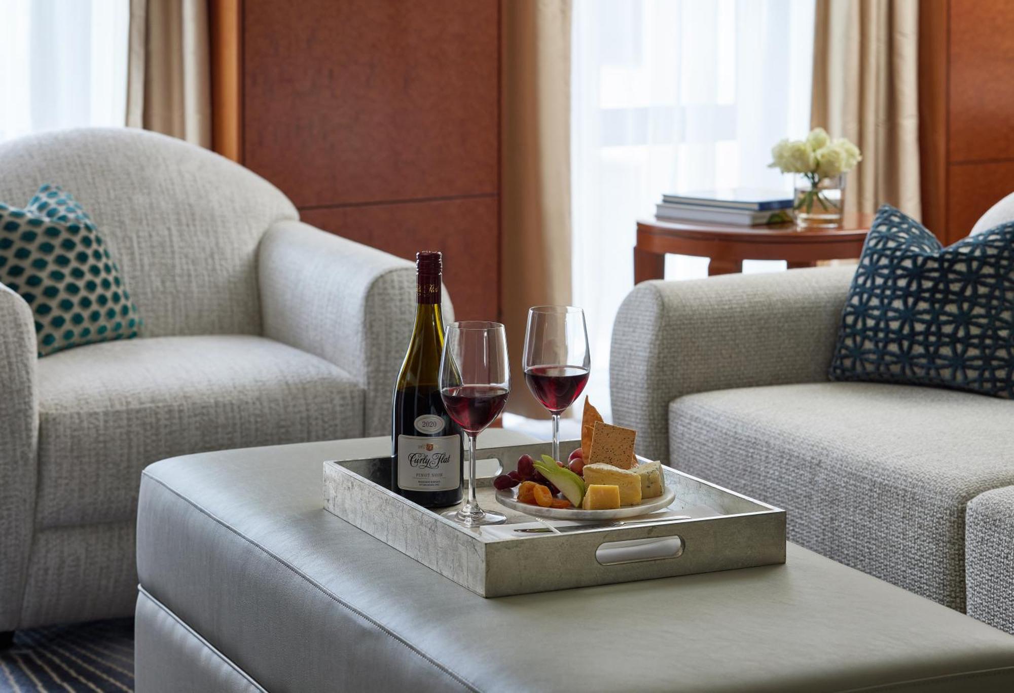 Hotel Park Hyatt Melbourne Exteriér fotografie A wine and cheese platter